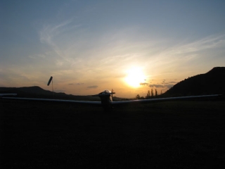  日落时的滑翔机 